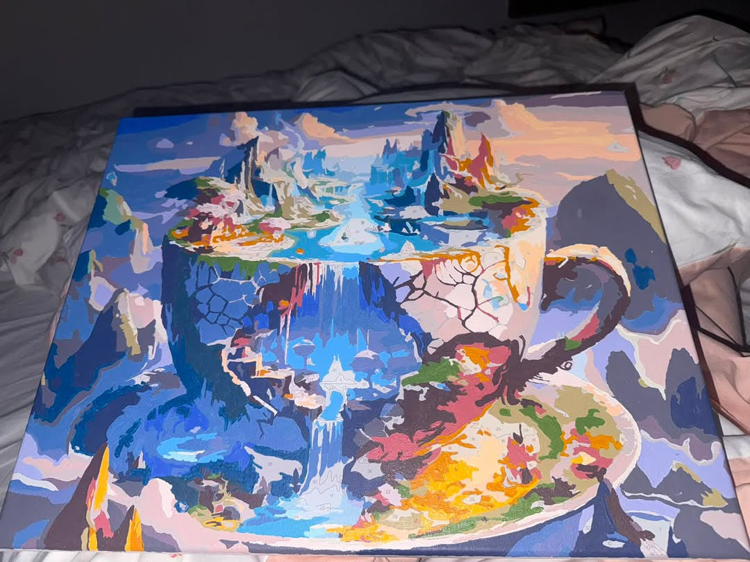 Tableau imaginaire de montagnes dans une tasse.