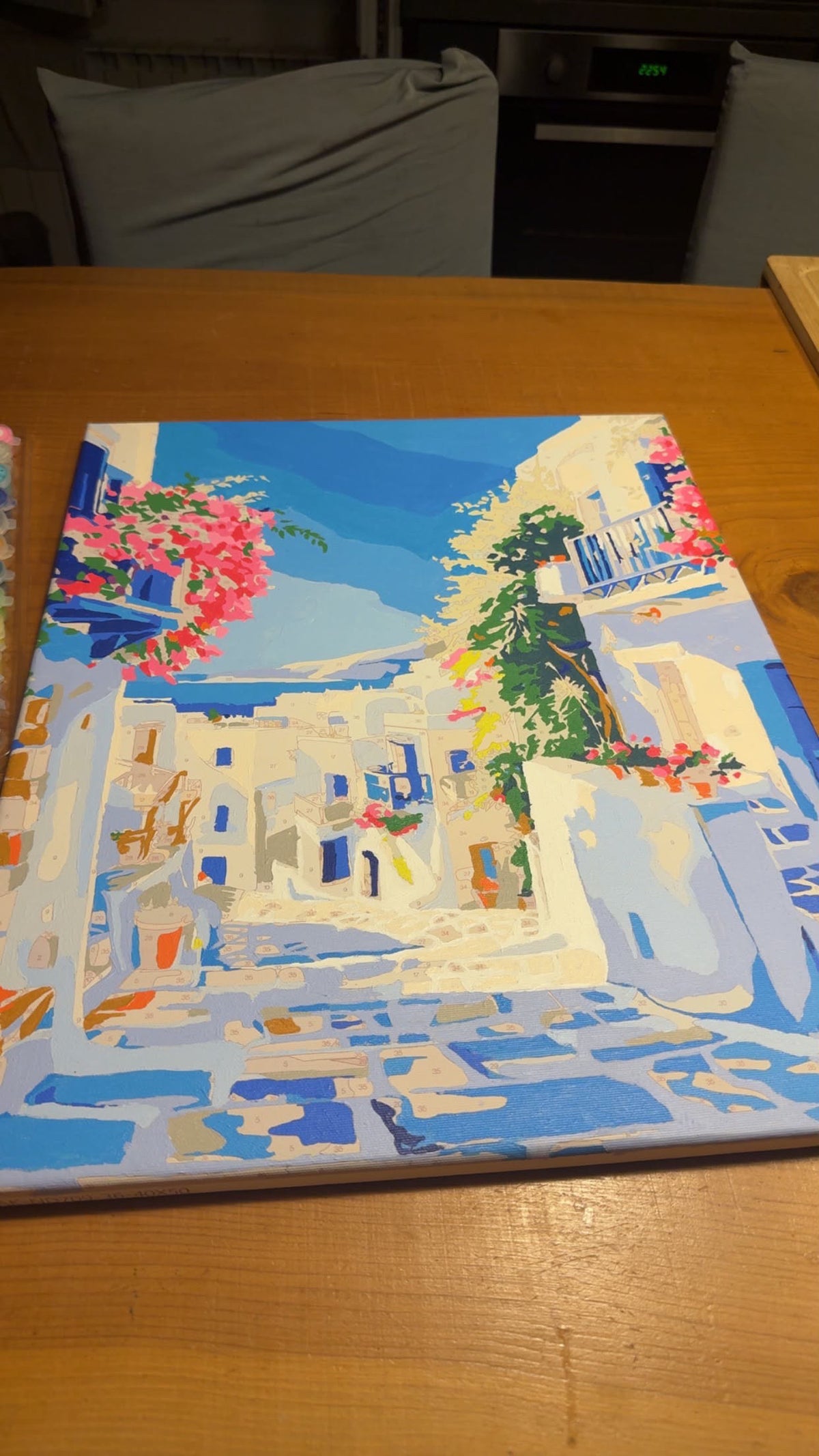Tableau de ruelle méditerranéenne posé sur une table.