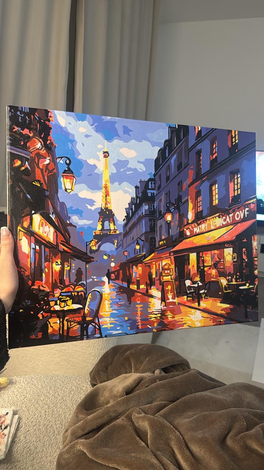 Tableau parisien photographié près d’une fenêtre.