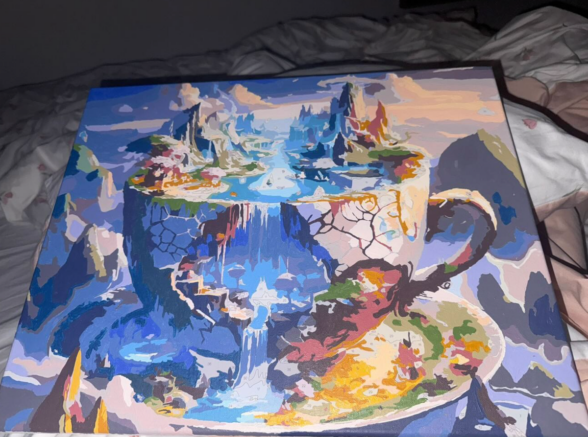 Tableau imaginaire de montagnes et cascades dans une tasse.