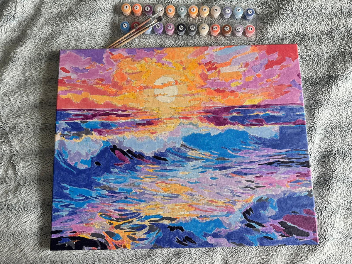 Tableau de coucher de soleil sur les vagues avec ses pots de peinture.
