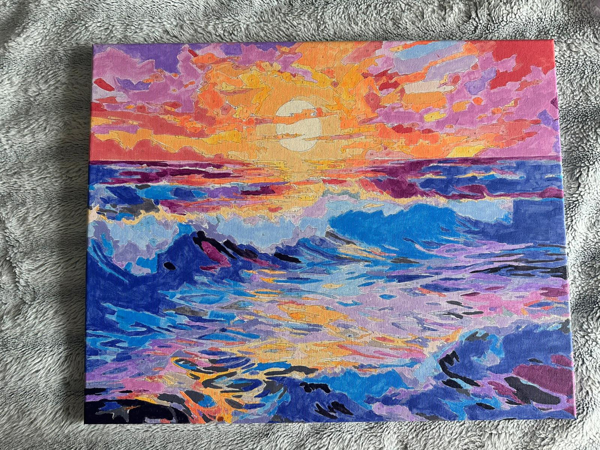 Tableau de coucher de soleil aux vagues bleues et violettes.