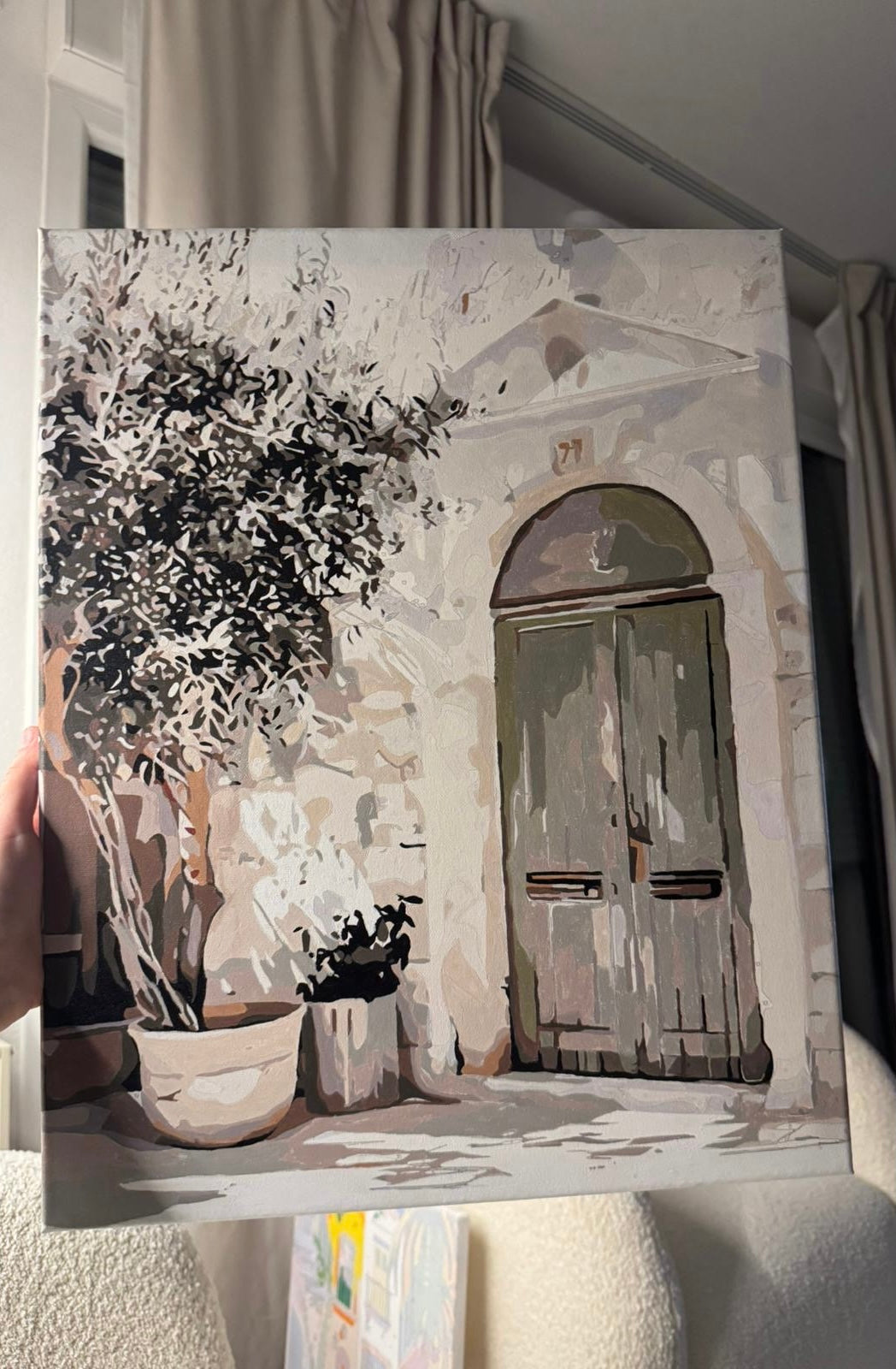 Tableau de porte et olivier dans des tons naturels, présenté à la lumière du jour